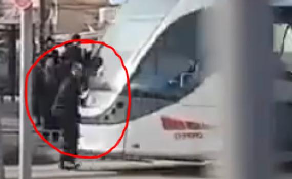 מפגין חרדי ניסה לעצור את הרכבת הקלה ונדרס; צפו