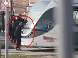 מפגין חרדי ניסה לעצור את הרכבת הקלה ונדרס; צפו