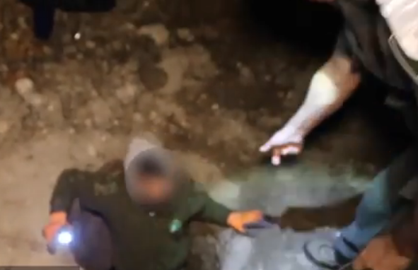 צפו: חוליית שודדי עתיקות נתפסת על חם בתוך מערה