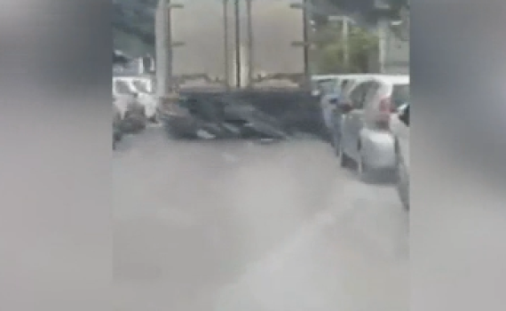 תיעוד: נהג משאית פוגע בעשרות מכוניות חונות