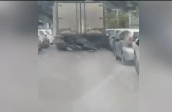 תיעוד: נהג משאית פוגע בעשרות מכוניות חונות