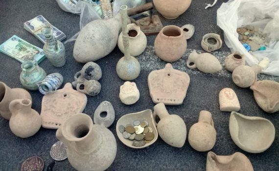 עשרות עתיקות החשודות כגנובות נתפסו בשוק של עכו