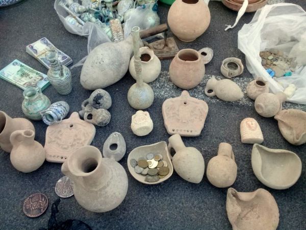 עשרות עתיקות החשודות כגנובות נתפסו בשוק של עכו