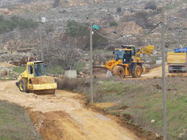 לקראת פינוי בעמונה: סוללים כביש חדש לישוב