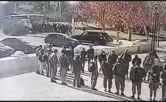 תיעוד מזעזע: המחבל דורס, החיילים נמלטים