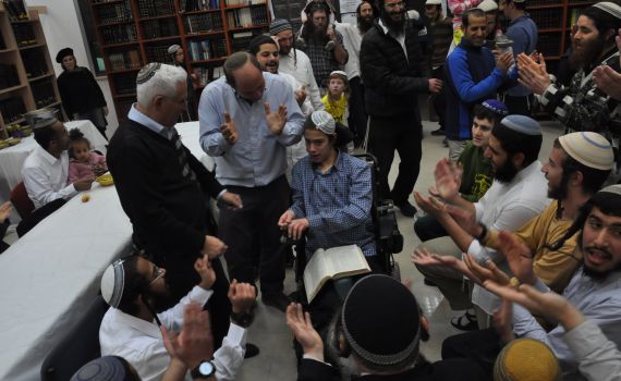 מרגש: בחור ישיבה עם שיתוק מוחין סיים את הש"ס