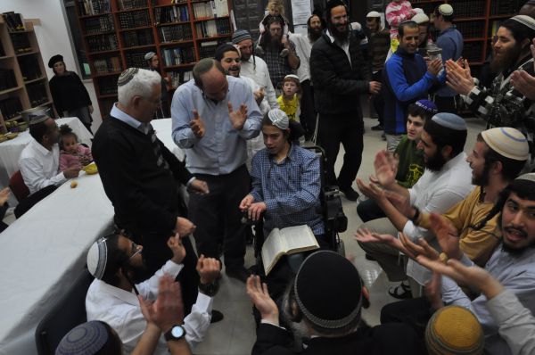 מרגש: בחור ישיבה עם שיתוק מוחין סיים את הש"ס