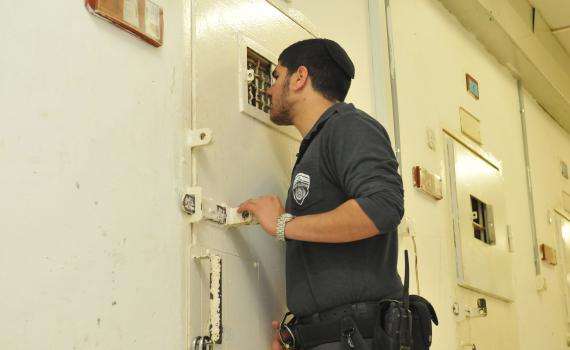 חושף פרשת סרסור הסוהרות: "שב"ס מטייחים"