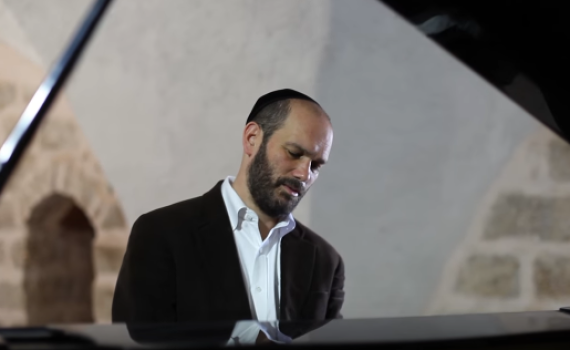 מתפלל לגשם: המחווה של יונתן רזאל למאיר בנאי