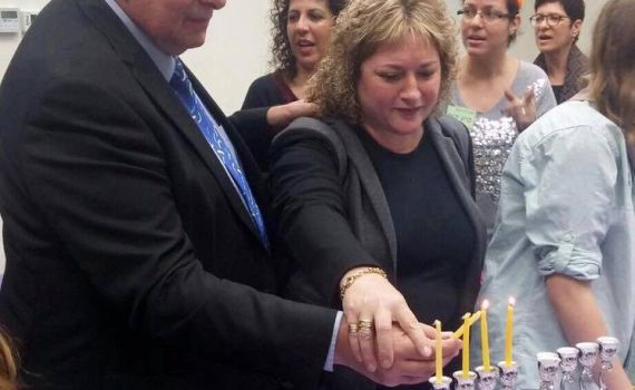 אולי בשנה הבאה נראה רב בהדלקת הנרות בחיפה