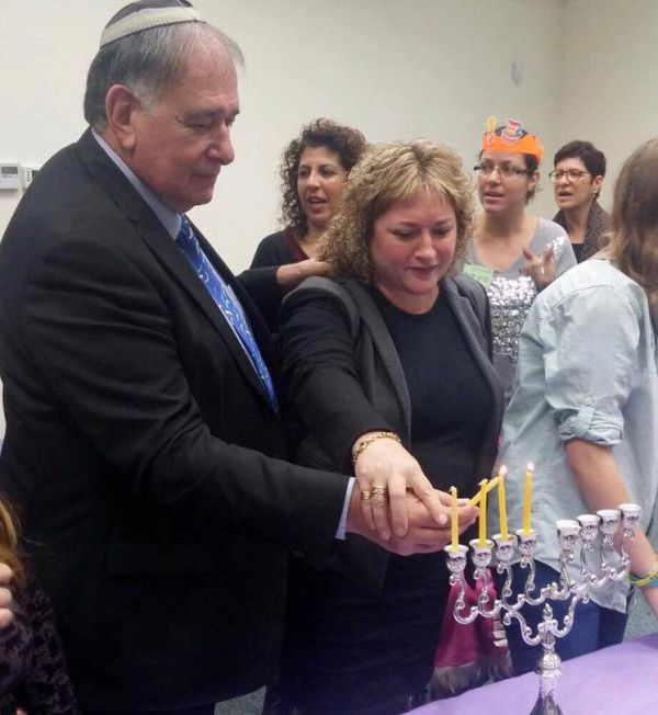 אולי בשנה הבאה נראה רב בהדלקת הנרות בחיפה