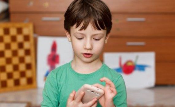 נתון מדאיג: 30% מילדי כיתה א' גולשים בסמארטפון ללא פיקוח