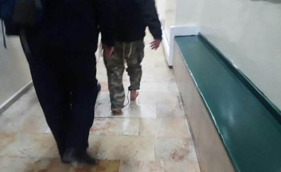 המשטרה החרימה נעליים הקטינים הגיעו לדיון יחפים