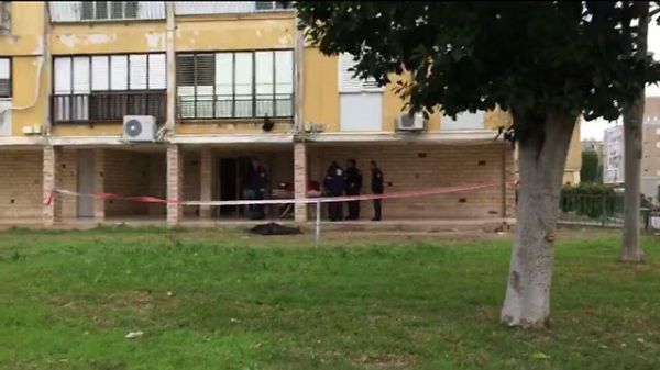 חשד: רצחה את בנה וקפצה מקומה שישית