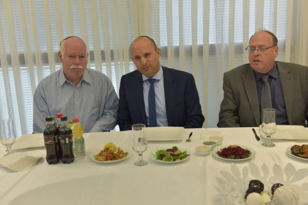 בנט: "אסור שתלמידי החמ"ד ישארו מאחור"