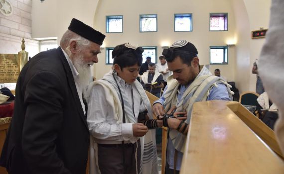 בנו של אלירז פרץ הניח לראשונה את התפילין של אביו