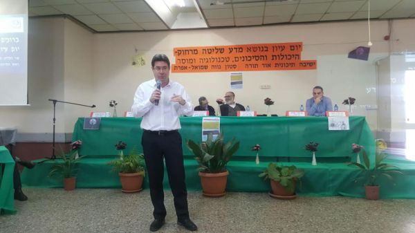 אקוניס: "מצטער שלא הגענו ללוויות הנרצחים"