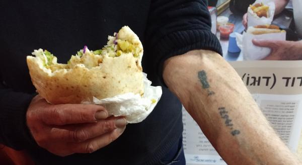 מבצע דוגו: ניצול השואה אוכל פלאפל ונוקם בנאצים