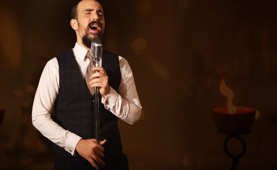 צפו: החבדני"ק ששר בעקבות האנטישמיות