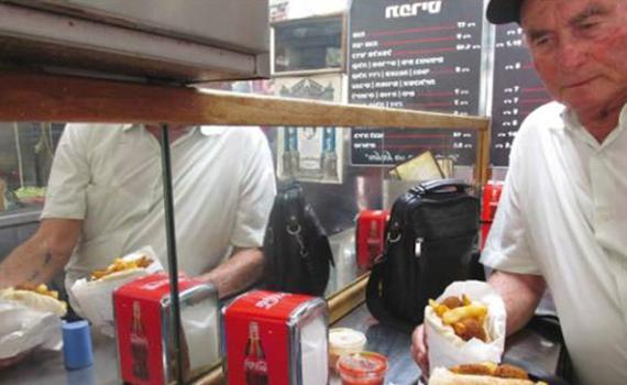 ניצול השואה קורא לכם לנקום איתו ולאכול פלאפל