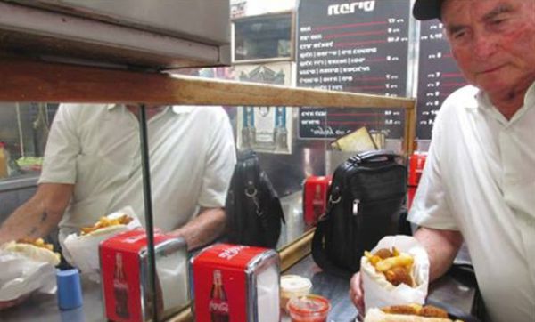 ניצול השואה קורא לכם לנקום איתו ולאכול פלאפל