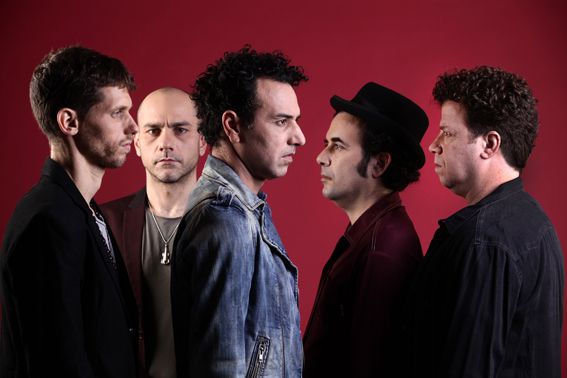 האם מוזיקאים מאסו סופית בחברות התקליטים?