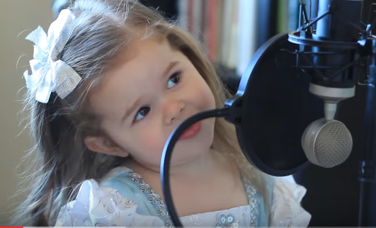 הכירו את הילדה החדשה שכובשת את הרשת