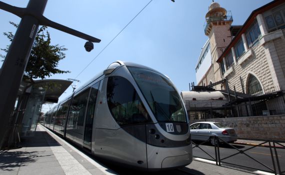 רגלו של הולך רגל נלכדה בתחנת רכבת קלה בירושלים