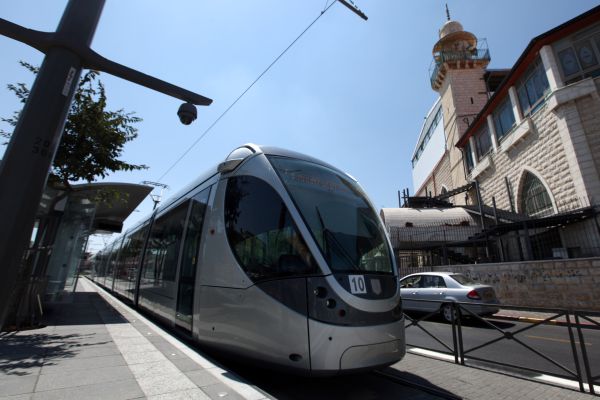 רגלו של הולך רגל נלכדה בתחנת רכבת קלה בירושלים