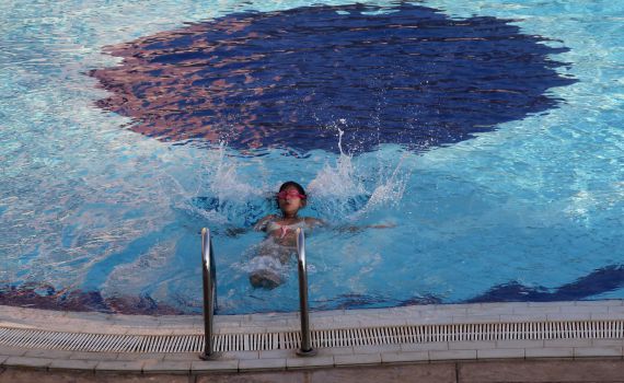 שו"ת: הבריכה המעורבת והעלבון לנשים