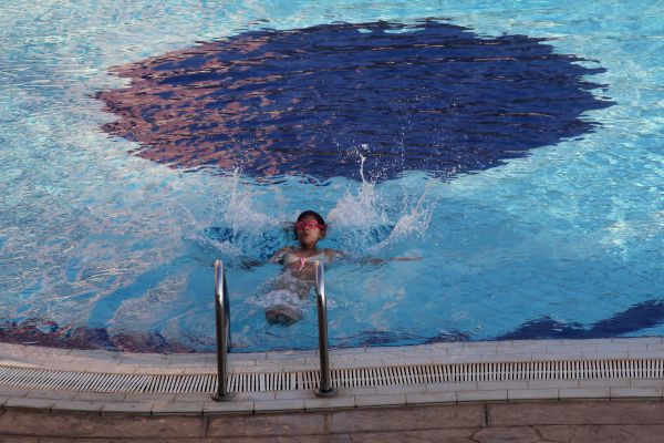 שו"ת: הבריכה המעורבת והעלבון לנשים