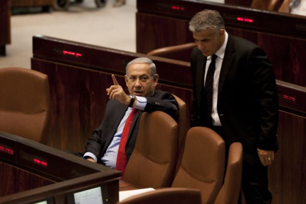 לפיד על נתניהו : מקווה שלא נפל שום פגם בהתנהגותו