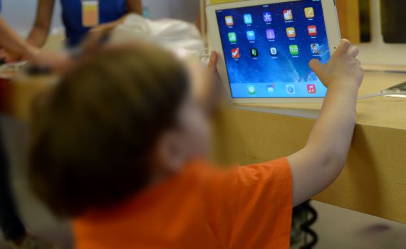 ילדים בישראל: 34% עניים; ל-83% יש סמרטפון