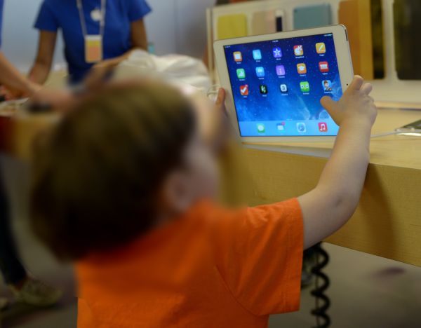 ילדים בישראל: 34% עניים; ל-83% יש סמרטפון