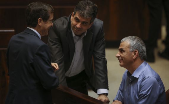 דיווח: כחלון בוחן הקמת ממשלה חלופית עם הרצוג