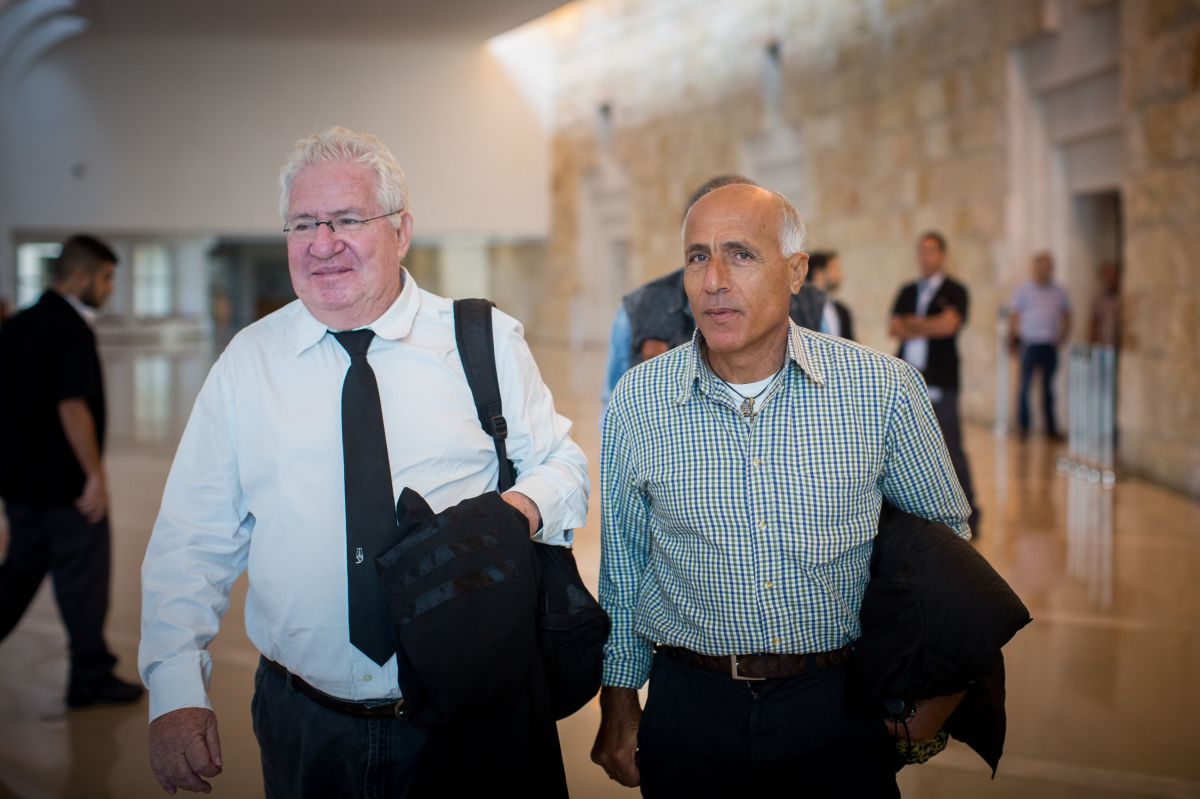 מרדכי ואנונו הורשע במגע עם אזרחים זרים