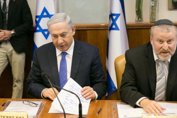 מנדלבליט הודיע: אלה העבירות בהן חשוד נתניהו