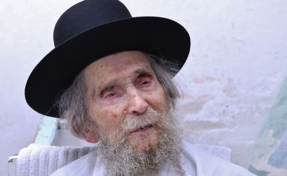 בשל מצוקה נשימתית: הרב שטיינמן פונה לבית החולים