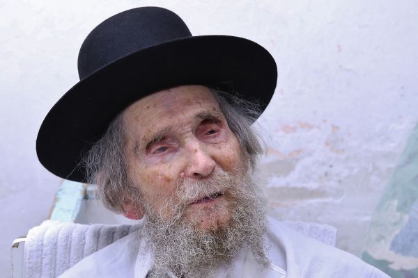 בשל מצוקה נשימתית: הרב שטיינמן פונה לבית החולים