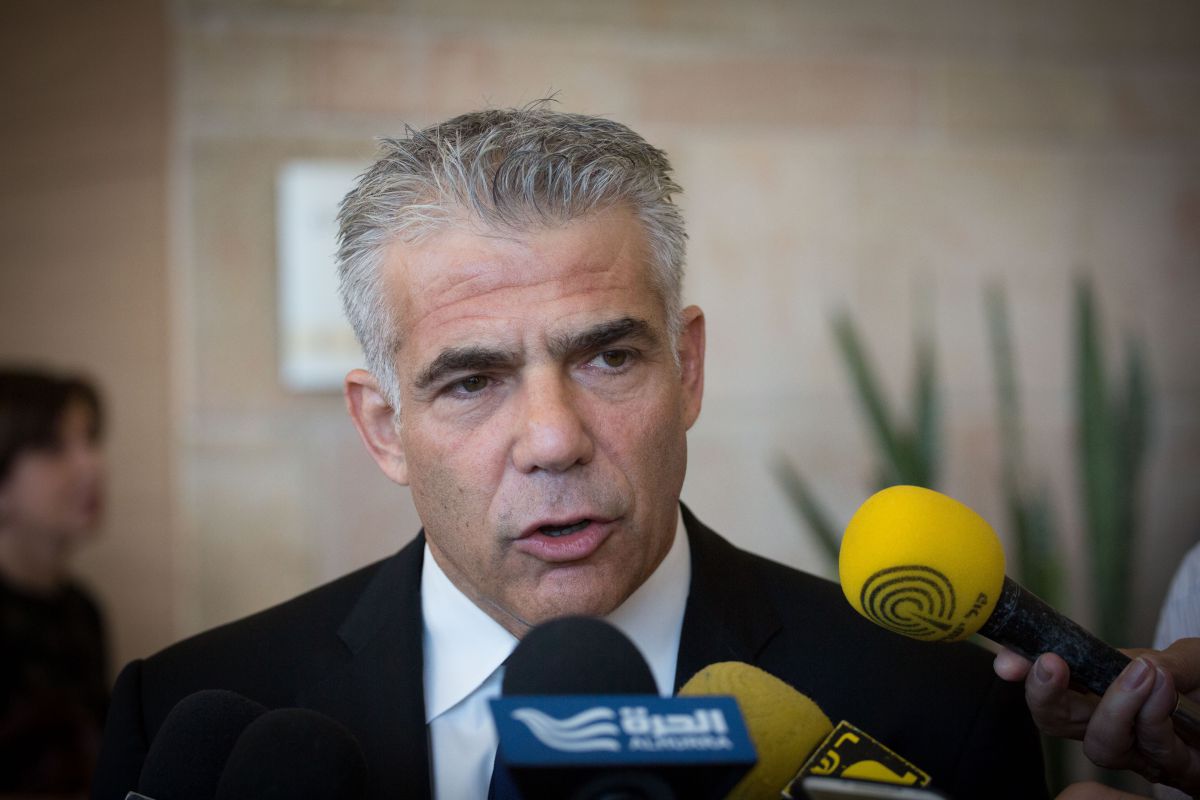 עיתונאי 'ישראל היום' מונה לדוברו של יאיר לפיד