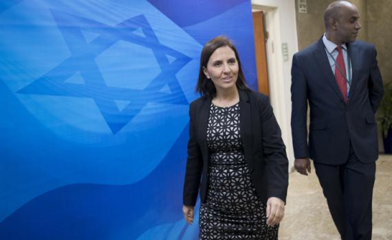 בנט, מאחוריך: השאיפה הפוליטית של גילה גמליאל