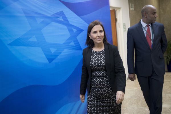 בנט, מאחוריך: השאיפה הפוליטית של גילה גמליאל