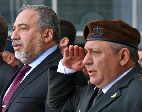 שבוע אחרי הפגישה עם בנט | ליברמן ואיזנקוט נפגשו