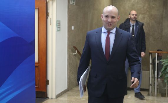 למה בנט הודיע על הקדמת הפריימריז? פרשנות