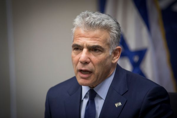 חרף האיום הגדול; לפיד נגד פרישה מההסכם עם איראן