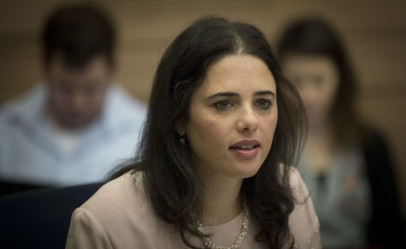 אמירה פוליטית; גבאי מנסה למשוך קולות מהימין