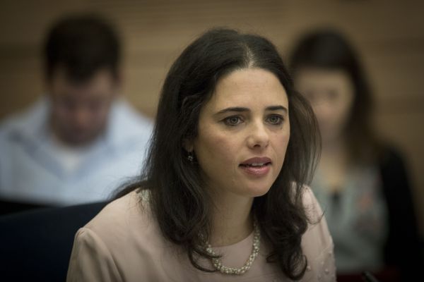 אמירה פוליטית; גבאי מנסה למשוך קולות מהימין