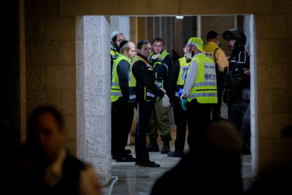 עשרות לכודים חולצו משריפה בבית מלון