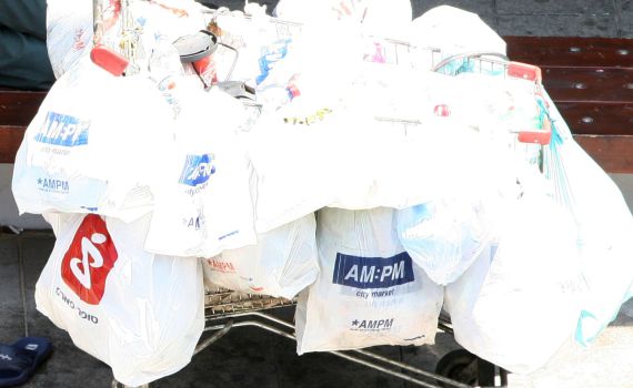 10 אגורות לשקית? חוק מיותר שיעמיס על הציבור