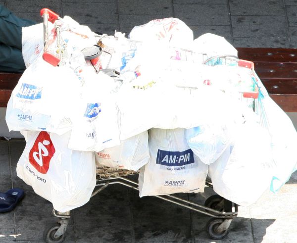 10 אגורות לשקית? חוק מיותר שיעמיס על הציבור